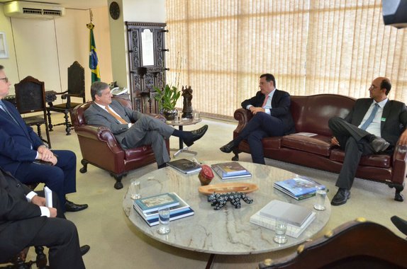 O governador Marconi teve audiência, nesta manhã, com o ministro da Justiça, Torquato Jardim, em Brasília. Marconi definiu a conversa como “amigável”; mostrou ao ministro os investimentos que Goiás fez na segurança nos últimos anos e ainda entregou cronograma das obras de construção dos cinco presídios estaduais goianos; Marconi afirmou que voltou a dizer a Torquato a importância da União ajudar os estados na segurança pública, principalmente no combate ao crime organizado, tráfico de drogas e gestão de presos perigosos
