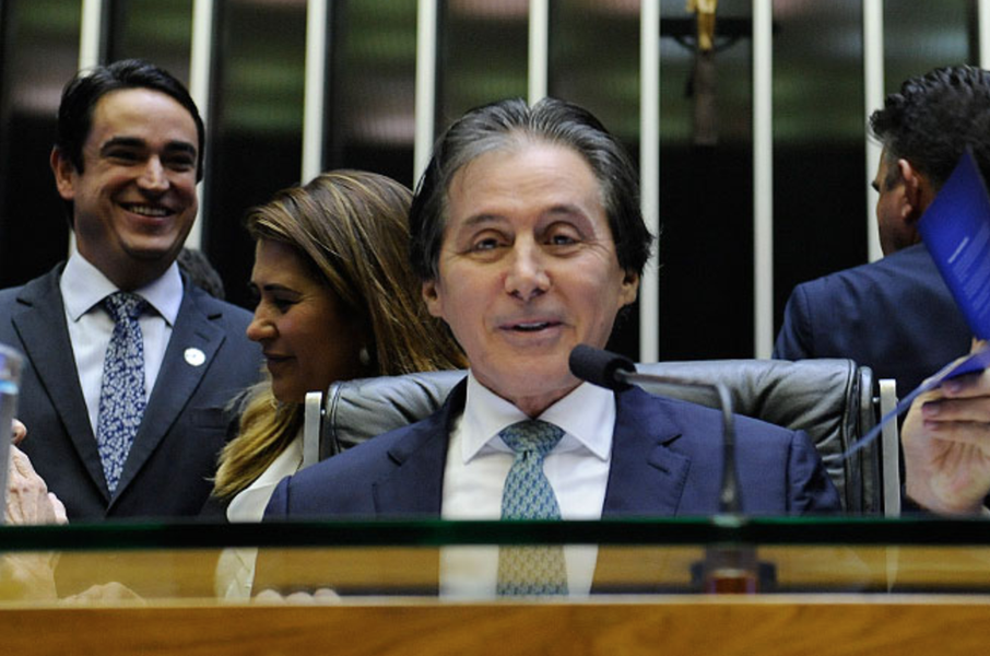 Na abertura dos trabalhos legislativos em 2018, na noite de ontem (5), o presidente do Congresso Nacional, Eunício Oliveira, defendeu uma “reforma na segurança pública do Brasil”, com a criação de um sistema conjunto nas três esferas federativas. O senador enumerou uma série de prioridades para este ano, entre elas a atualização do código penal, a proibição do contingenciamento de recursos destinados à segurança pública e a obrigatoriedade de instalação de bloqueadores de celulares em presídios