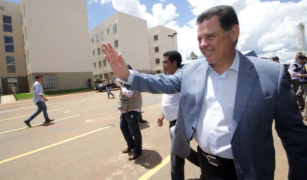 O governador de Goiás, Marconi Perill, divulgou uma mensagem em que ele e e a primeira-dama Valéria fazem um balanço das ações de fim de ano e desejam Feliz Natal aos goianos; Marconi destacou o programa Goiás na Frente e os benefícios levados a todos os municípios; "Obras estão em andamento em todas as áreas e vão melhorar ainda mais a qualidade das nossas estradas, da saúde, da educação, da segurança e em todas as outras áreas. Vamos continuar investindo cada vez mais na área social", disse; "Apesar da crise econômica nacional, nós conseguimos sair na frente"; vídeo
 