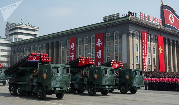 O conflito militar na Coreia do Norte pode se iniciar por acaso, afirmou o Ministério das Relações Exteriores da Rússia; de acordo com o especialista em ciência política Vladimir Kolotov, levar a cabo uma política de ameaças, bem como brandir as armas, ainda nunca contribuíram para a resolução de problemas de segurança; "Acredito que seja necessário parar de brandir as armas. Na história não houve nenhum caso em que qualquer problema de segurança tenha sido resolvido desta forma. A Coreia do Norte não pode recuar, ela vai se defender até o final. Pois a política de ameaças não levará aos resultados desejados"