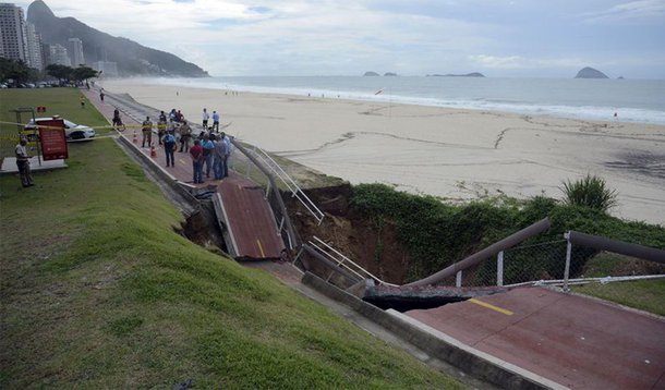 O temporal que caiu no Rio de Janeiro na madrugada e na manhã desta quinta-feira, 15, provocou a morte de quatro pessoas, sendo uma criança; em toda a cidade, choveu 75% do esperado para o mês de fevereiro. Na Barra/Riocentro, a chuva chegou a 126% do esperado; a ciclovia Tima Maia, na zona sul da cidade, desabou após um deslizamento de terra; a ciclovia já havia apresentado problemas em 2016, quando fortes ondas derrubaram um trecho da via, matando duas pessoas 