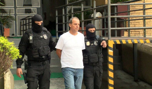 Ministério Público (MP) do Rio de Janeiro pediu a transferência do ex-governador Sérgio Cabral (MDB), atualmente preso em um penitenciária em Benfica, no Rio, para um presídio em Curitiba (PR); pedido do MP foi motivado pelas regalias a que Cabral teria tido acesso na instituição prisional de Benfica e, também, em Bangu, onde esteve preso anteriormente.; MP também solicitou o afastamento do secretário de Administração Penitenciária (Seap), coronel Erir Ribeiro, e de outros cinco servidores da pasta