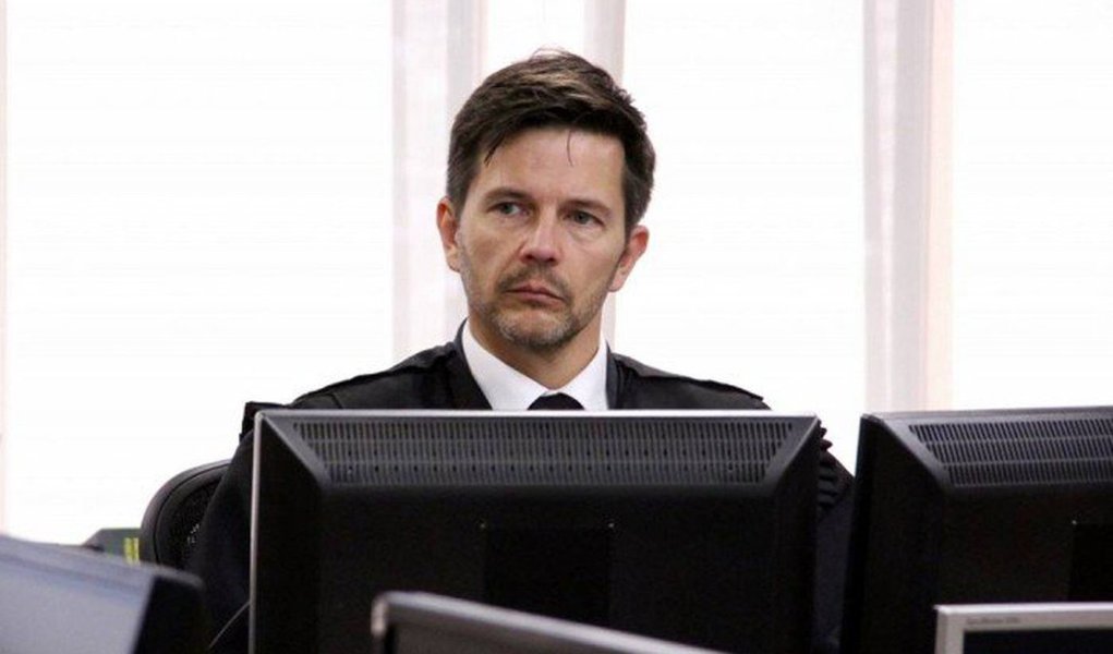 Revisor do processo do triplex do Guarujá no TRF4, o desembargador Leandro Paulsen proferiu o segundo voto contra Lula, seguindo o relator e confirmando a sentença do juiz Sergio Moro; ele negou todos os pedidos da defesa e pediu prisão do ex-presidente logo após os embargos no tribunal de Porto Alegre, para que o juiz Sergio Moro as execute; Paulsen declarou que "a eleição não põe o eleito acima do bem e do mal"