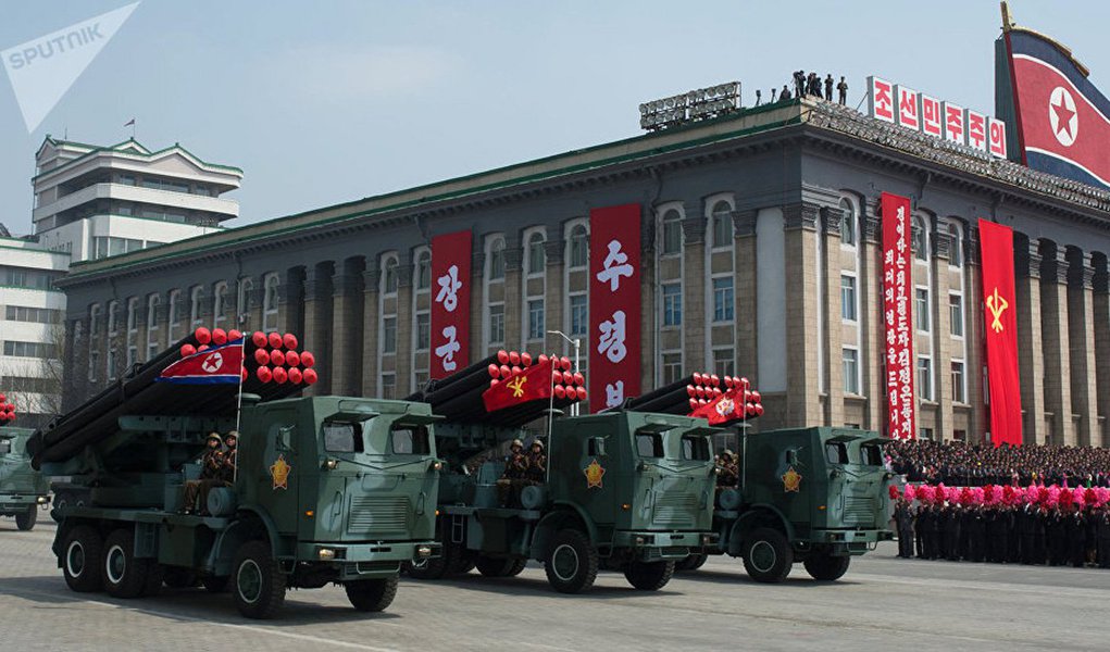O conflito militar na Coreia do Norte pode se iniciar por acaso, afirmou o Ministério das Relações Exteriores da Rússia; de acordo com o especialista em ciência política Vladimir Kolotov, levar a cabo uma política de ameaças, bem como brandir as armas, ainda nunca contribuíram para a resolução de problemas de segurança; "Acredito que seja necessário parar de brandir as armas. Na história não houve nenhum caso em que qualquer problema de segurança tenha sido resolvido desta forma. A Coreia do Norte não pode recuar, ela vai se defender até o final. Pois a política de ameaças não levará aos resultados desejados"