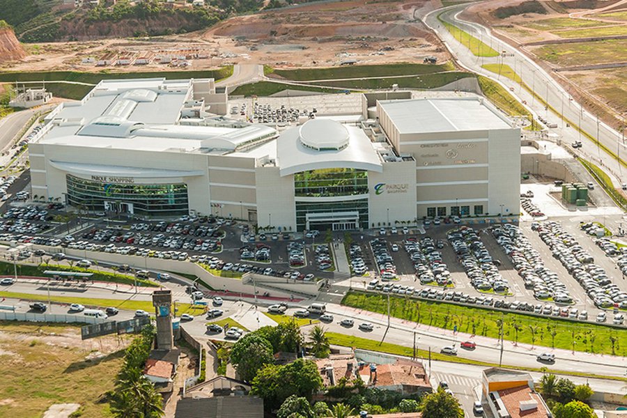 O Pleno do Tribunal de Justiça de Alagoas (TJ/AL) julgou, por unanimidade, inconstitucional a legislação que concede gratuidade em estacionamentos privados de Maceió; ação foi proposta pela Associação Brasileira de Shopping Centers (Abrasce), que argumentou que a legislação ofende o exercício da livre iniciativa e da livre concorrência; além dos shoppings, a nova norma previa a isenção da cobrança de taxa de estacionamento em hipermercados e em outros estabelecimentos similares, desde que os clientes comprovassem despesas que fossem pelo menos 10 vezes maior que o valor da taxa cobrada pelo local
