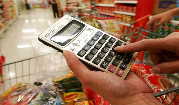 Estimativa para o Índice Nacional de Preços ao Consumidor Amplo (IPCA) - a inflação oficial do país - passou de 3,96% na divulgação da semana passada para 3,95% hoje; há quatro semanas, a expectativa estava em 4,02% para 2018; segundo o boletim Focus, do Banco Central (BC), estimativa para o crescimento do Produto Interno Bruto (PIB) deste ano também caiu levemente, passou de 2,70% na última divulgação para 2,69%