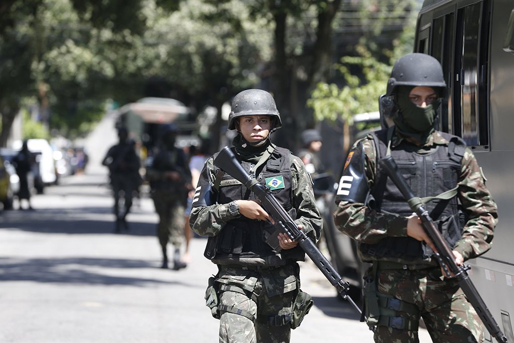 Rio de Janeiro - Operação feita pelas polícias Civil e Militar, com o apoio das Forças Armadas, da Força Nacional de Segurança e da Polícia Federal, no Morro dos Macacos, em Vila Isabel, zona norte do Rio. (Foto: Tânia Rêgo/Agência Brasil)