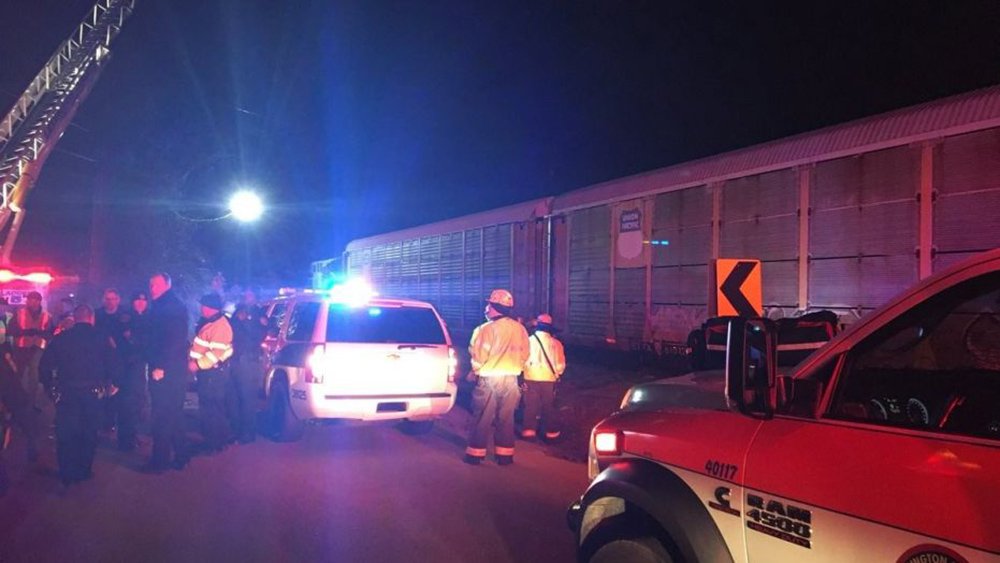 Trem de passageiros que viajava de Nova York a Miami bateu em uma locomotiva de carga; o acidente deixou duas pessoas mortas e pelo menos 50 feridos neste domingo 4, segundo informação confirmada pela Polícia de Lexington