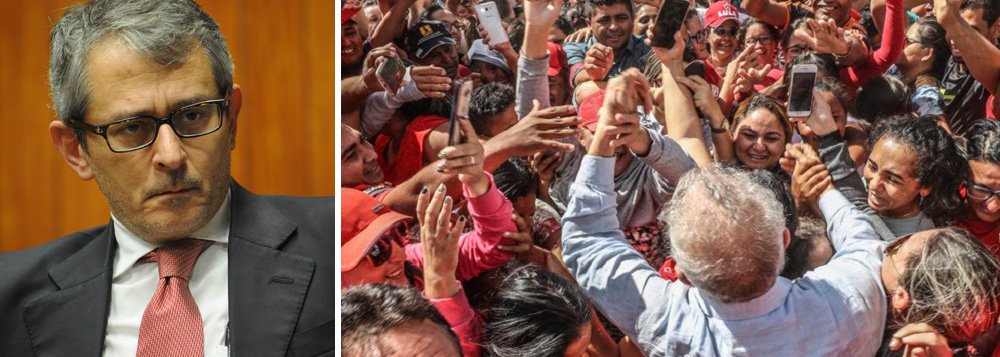 Num editorial desesperado, a Folha de S. Paulo, de Otávio Frias Filho, exige que o ex-presidente Lula capitule diante de um tribunal montado para que ele seja excluído das próximas eleições; "O cacique petista se põe acima da lei; no desespero, aposta no descrédito da Justiça e da própria legitimidade do processo eleitoral", diz o texto; no entanto, um manifesto assinado pelos maiores intelectuais brasileiros denuncia a perseguição a Lula e a imprensa internacional já repercute o "lawfare", que ocorre quando a Justiça, em conluio com a mídia, é usada para fins políticos