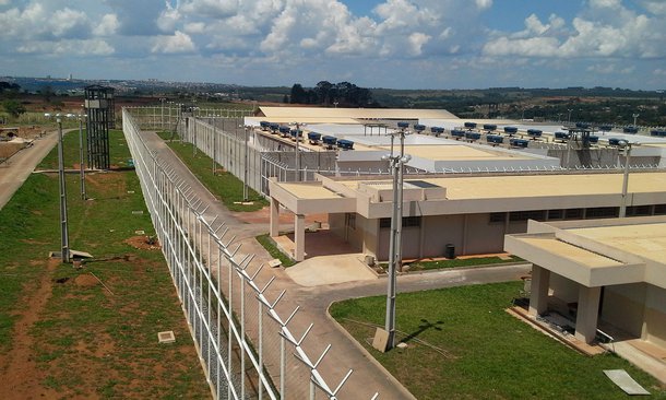 O Governo de Goiás amplia as ações para o fortalecimento do sistema prisional no Estado; a construção de cinco novos presídios está em fase avançada e duas delas têm previsão de entrega para fevereiro: Anápolis e Formosa; com isso, serão acrescentadas, de imediato, 600 novas vagas no sistema; até o final do ano, com a conclusão das obras de Planaltina, Águas Lindas e Novo Gama, o total de novas vagas chegará a 1.588 e o total de investimentos chegará a aproximadamente R$ 150 milhões