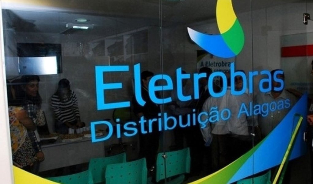 O governo de Alagoas já informou que não pretende assumir novamente o comando da antiga Companhia Energética de Alagoas (Ceal) – atual Eletrobrás Alagoas, que poderá ser privatizada ou liquidada ainda esta semana; intenção do Estado agora é garantir o pagamento da dívida da União sobre a compra da antiga Ceal; a empresa vem acumulando diversas dívidas ao longo dos anos, chegando ao montante de R$ 1,5 bilhões