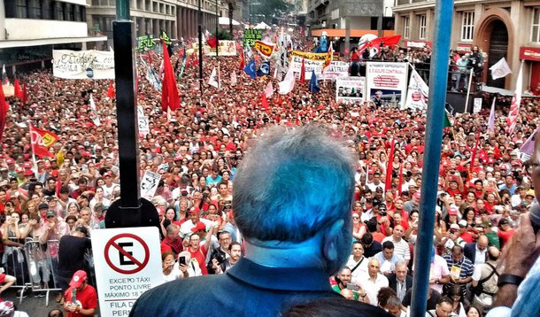 Em um discurso emocionante para uma multidão em Porto Alegre, na véspera do julgamento de seu recurso contra a sentença do juiz Sergio Moro no TRF4, o ex-presidente Lula disse carregar "a tranquilidade dos inocentes, daqueles que não cometeram nenhum crime"; "As pessoas têm que entender que não estou preocupado comigo. Estou preocupado com o povo brasileiro", afirmou; "Só uma coisa vai me tirar das ruas desse país e será o dia que eu morrer. Até lá estarei lutando por uma sociedade mais justa", ressaltou; ele disse acreditar que "a esquerda vai se reunir não em torno de um candidato, mas em torno de um projeto"