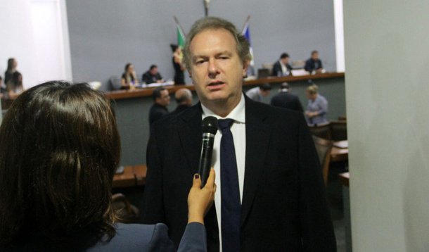 Os aliados confirmam para a segunda quinzena de fevereiro o lançamento da pré-candidatura a governador do presidente da Assembleia Legislativa, Mauro Carlesse (PHS); o parlamentar está no primeiro mandato de deputado estadual - também o primeiro cargo eletivo que conquistou; e rapidamente chegou ao comando do Legislativo e fez uma grande articulação política