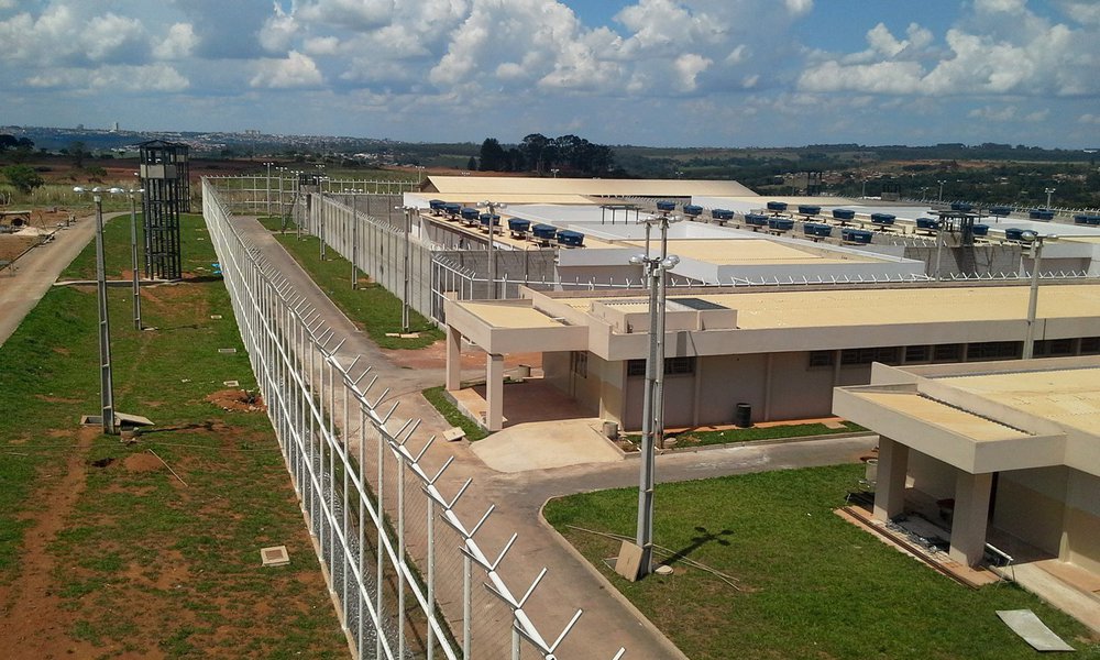 O Governo de Goiás amplia as ações para o fortalecimento do sistema prisional no Estado; a construção de cinco novos presídios está em fase avançada e duas delas têm previsão de entrega para fevereiro: Anápolis e Formosa; com isso, serão acrescentadas, de imediato, 600 novas vagas no sistema; até o final do ano, com a conclusão das obras de Planaltina, Águas Lindas e Novo Gama, o total de novas vagas chegará a 1.588 e o total de investimentos chegará a aproximadamente R$ 150 milhões