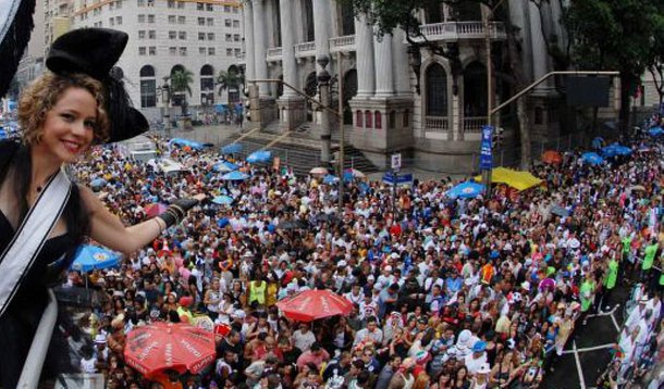 O Cordão da Bola Preta foi fundado em 1918 e é o remanescente dos antigos cordões carnavalescos que existiam no Rio de Janeiro, no início do século 20 e traz uma história de resistência; já na estreia, em uma época de repressão ao carnaval, autoridades tentaram impedir o desfile; o centro do Rio de Janeiro foi tomado hoje (10) pela multidão e os organizadores esperavam 1,5 milhões de pessoas