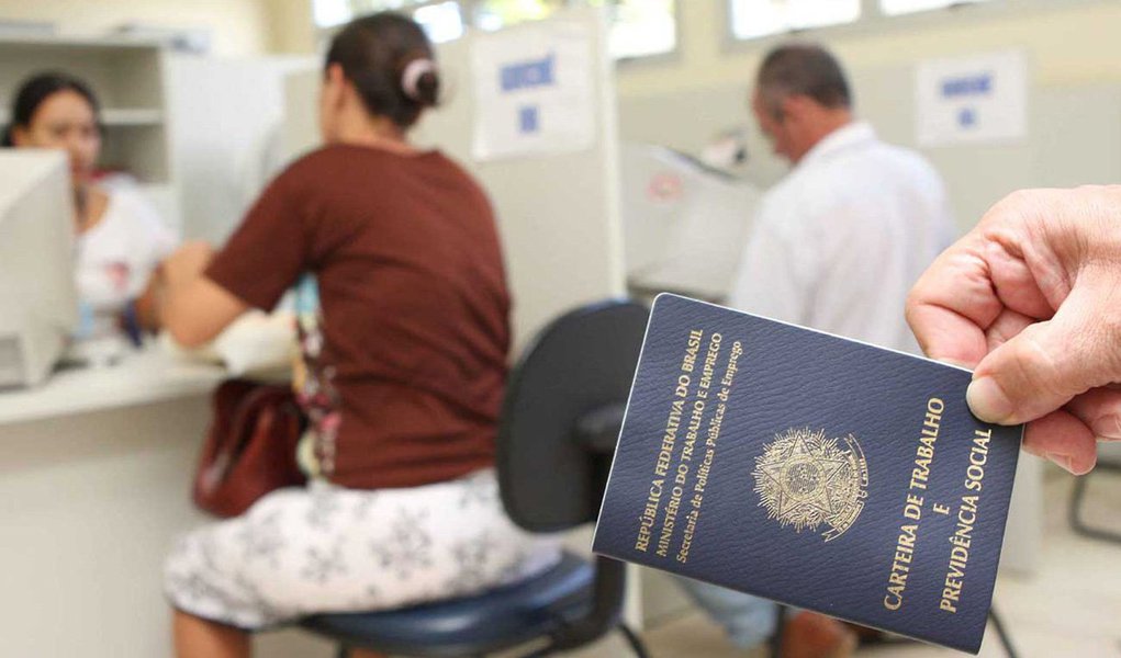O consumidor do Brasil mostrou menor otimismo sobre o emprego em fevereiro e a confiança caiu 1,4 ponto na comparação com o mês passado, a 87,4 pontos, mostrou a Fundação Getulio Vargas nesta sexta-feira; "Ainda que as expectativas de inflação se mantenham estáveis e de juros ainda seja de queda, consumidores estão menos otimistas em relação ao emprego nos próximos meses e mais cautelosos em relação a novas compras", disse em nota a coordenadora da Sondagem do Consumidor, Viviane Seda Bittencourt