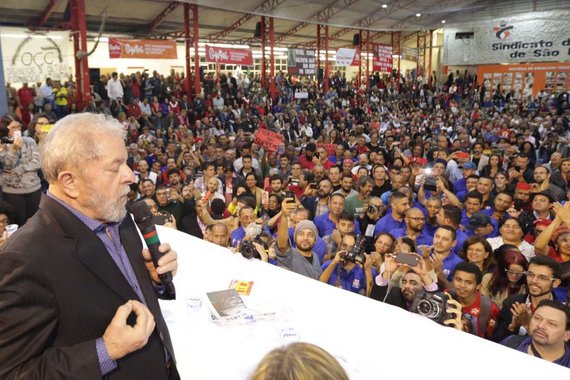 Colunista do 247 Alex Solnik aponta a omissão do juiz Sérgio Moro, confirmada pelos desembargadores do TRF-4 na condenação do ex-presidente Lula; "Moro não interroga Vaccari, nem os desembargadores sentem falta de seu depoimento para montar o quebra-cabeças. De acordo com o estabelecido no ordenamento jurídico brasileiro, quem deveria ser condenado por corrupção passiva, nesse caso, deveria ter sido Vaccari", diz Solnik; "Se Léo Pinheiro usou dinheiro de propina para fazer as reformas no tríplex quem lavou dinheiro foi ele e não Lula – que não mandou reformar, nem usufruiu das reformas, pois nunca recebeu o tríplex", aponta