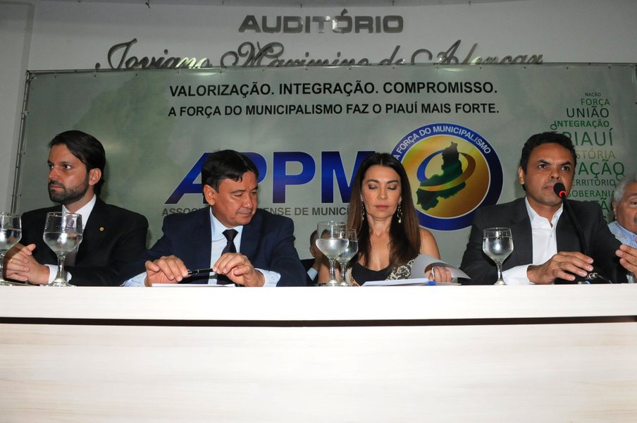O governador Wellington Dias participou na Associação Piauiense de Municípios (APPM), da solenidade de anúncio de investimentos do governo federal, com a presença do Ministro das Cidades, Alexandre Baldy e do presidente da Caixa, Gilberto Occhi; mais de R$ 400 milhões serão investidos em infraestrutura, implantação e recuperação de rodovias, melhoria de mobilidade urbana, esportes e habitação; "O Piauí receberá investimentos em esporte, educação, mas o ponto principal é a mobilidade para poder atender a pleitos da municipalidade", disse Wellington