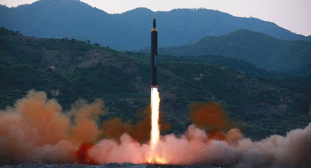 Coreia do Norte pretende continuar aumentando seu potencial nuclear, afirma uma declaração emitida pela agência de noticias estatal norte-coreana, KCNA; "Nosso partido e nosso Estado, apontando o caminho da Coreia socialista no Ano Novo, declaram suas posições de princípio. Vamos aumentar nossa capacidade de defesa e capacidade de ataque preventivo, cujo elemento principal são as forças nucleares, enquanto permanecer ameaça nuclear e a chantagem por parte dos EUA e aliados", diz o anúncio