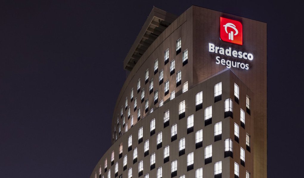 egundo informações divulgadas pelo banco, esse resultado levou o Grupo a ampliar seu market share para cerca de 26%, o maior registrado nos últimos anos, com mais de 53 milhões de segurados, participantes, clientes e contratos – aumento de 4% em relação a 2016; as provisões técnicas superaram R$ 246 bilhões, correspondentes a cerca de 30% do total do mercado segurador, e os ativos financeiros ultrapassaram R$ 272 bilhões, o que faz do Grupo Bradesco Seguros um dos maiores investidores institucionais do país