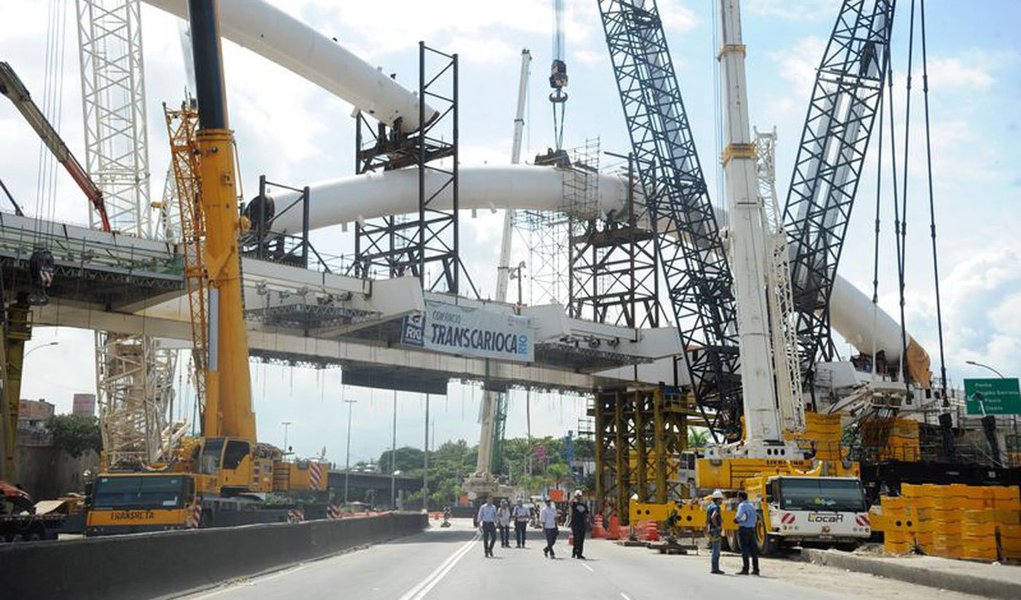Santander Brasil e o New Development Bank (NDB), o chamado banco dos Brics, anunciaram parceria para investimentos em projetos de infraestrutura no país; foco está em projetos de energia renovável, mobilidade urbana, rodovias e ferrovias; O NDB, criado em 2015 por Brasil, Rússia, Índia, China e África do Sul, já tem uma carteira de projetos de cerca de US$ 300 milhões no país