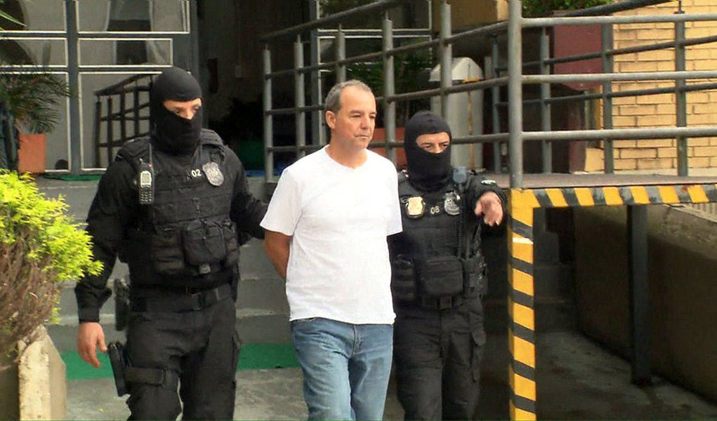 Ministério Público (MP) do Rio de Janeiro pediu a transferência do ex-governador Sérgio Cabral (MDB), atualmente preso em um penitenciária em Benfica, no Rio, para um presídio em Curitiba (PR); pedido do MP foi motivado pelas regalias a que Cabral teria tido acesso na instituição prisional de Benfica e, também, em Bangu, onde esteve preso anteriormente.; MP também solicitou o afastamento do secretário de Administração Penitenciária (Seap), coronel Erir Ribeiro, e de outros cinco servidores da pasta