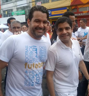 Acompanhando o cortejo da Lavagem do Bonfim ao lado do prefeito de Salvador, ACM Neto, nesta quinta-feira (11), o vereador Paulo Magalhães Jr (PV) afirmou que "se depender do termômetro popular, Neto será o próximo governador do estado"; "Em cada beco, em cada rua, nos acenos ou nos abraços, o povo que participou da lavagem já escolheu o prefeito ACM Neto como governador da Bahia. Não tenho dúvida que ele vai se candidatar e ganhar a eleição em outubro"