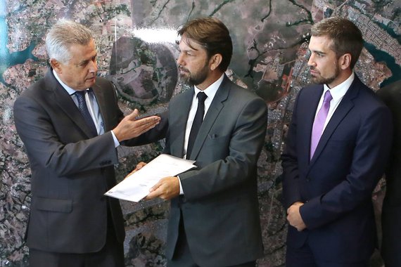 A menos de uma semana para a votação da emenda que remaneja R$ 1,2 bilhão do Instituto de Previdência dos Servidores do Distrito Federal (Iprev) para gastos do governo, os deputados analisam possibilidades de alteração no texto do projeto; o Executivo quer usar o dinheiro para reconstruir escolas, reformar unidades de saúde e nomear servidores