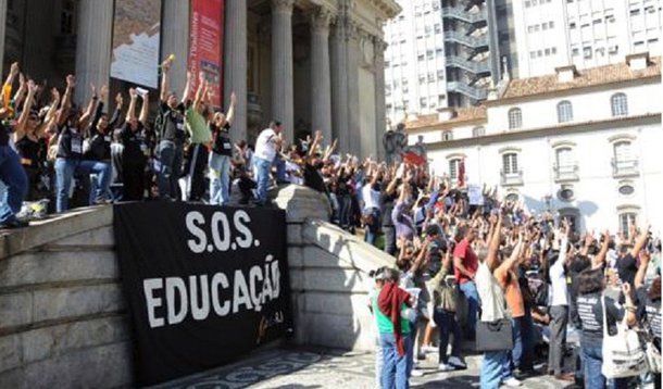 No Rio, das 227 mil inscrições recebidas pela Secretaria Estadual de Educação (Seeduc), aproximadamente 33 mil são de alunos da rede privada que tentam migrar para rede pública – o equivalente a cerca de 14% do total de inscritos nas 1.250 escolas da rede estadual, aponta Miguel do Rosário, editor do Cafezinho