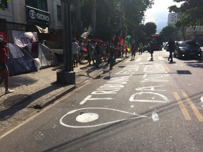Manifestantes que apoiam o ex-presidente Luiz Inácio Lula da Silva fizeram protesto em frente à sede da Rede Globo no Rio Janeiro. No asfalto em frente à emissora da Família Marinho, os manifestantes escreveram "Tribunal Federal da Injustiça"