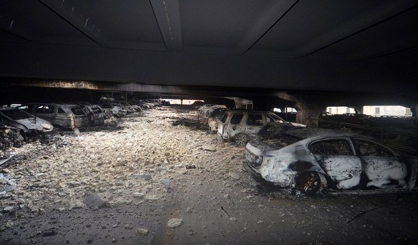 Centenas de carros foram reduzidos a carcaças em um dramático incêndio em um estacionamento de vários andares na orla da cidade inglesa de Liverpool na véspera de Ano Novo; todos os cerca de 1.400 veículos estacionados no estabelecimento, que tem 1.600 vagas, foram destruídos; bombeiros disseram que começou acidentalmente dentro de um veículo e se espalhou para os demais automóveis
