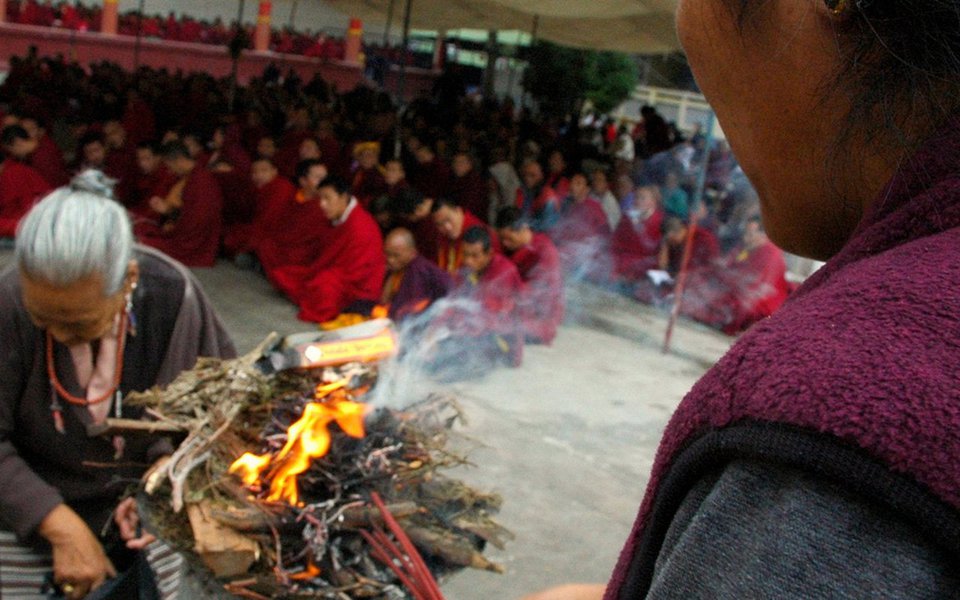  
Desde os tempos mais remotos, em todas as civilizações, o homem utiliza certas fumaças perfumadas quando, tomado por algum impulso espiritual, deseja um contato mais efetivo com os seus deuses. Ligado ao elemento vento, o incenso é o símbolo mais direto e efetivo da oração que se pronuncia e que sobe aos céus. No Tibete, a antiga tradição manufatureira do incenso puramente natural, segundo as fórmulas budistas, ainda é praticada e, na atualidade, recebe apoio e estímulo por parte do governo para que não desapareça na voragem da Era Industrial.