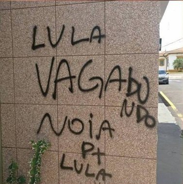 Vândalos invadiram e picharam o local, com frases e símbolos nazistas e ofensas ao ex-presidente Lula; Em nota, a presidenta nacional do PT, Gleisi Hoffman, lamentou o fato e disse que "A violência política e o ódio social crescem num ambiente de exceção como este que se configura no país, desde o Golpe de 2016"