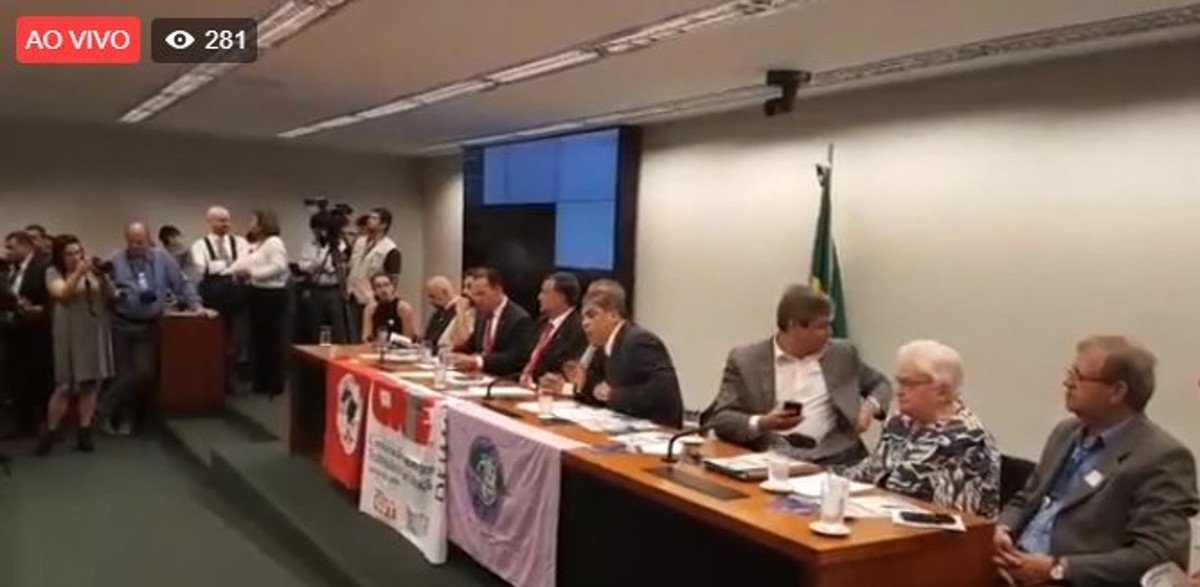 Ato público no Congresso criticou a Reforma da Previdência nesta terça-feira (6); o ato contou com a presença de Guilherme Boulos, líder do Movimento dos Trabalhadores Sem-Teto (MTST), além de parlamentares da oposição e movimentos sociais; para Boulos, as aposentadorias dos trabalhadores não são causa do déficit da Previdência: "O que torna a Previdência insustentável é a sonegação e a dívida de grandes corporações com a Previdência", disse Boulos