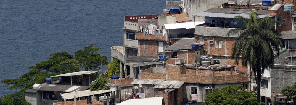 A Prefeitura do Rio de Janeiro coletou água em diversos pontos da favela do Vidigal, na zona sul e enviou para a análise na Fundação Oswaldo Cruz (Fiocruz), para identificar a fonte do surto de hepatite A registrado na comunidade; nos últimos dias, 92 casos de suspeita da doença foram notificados no centro municipal de saúde do Vidigal, e 75 foram confirmados; a análise deverá produzir resultado na próxima quarta-feira (10)