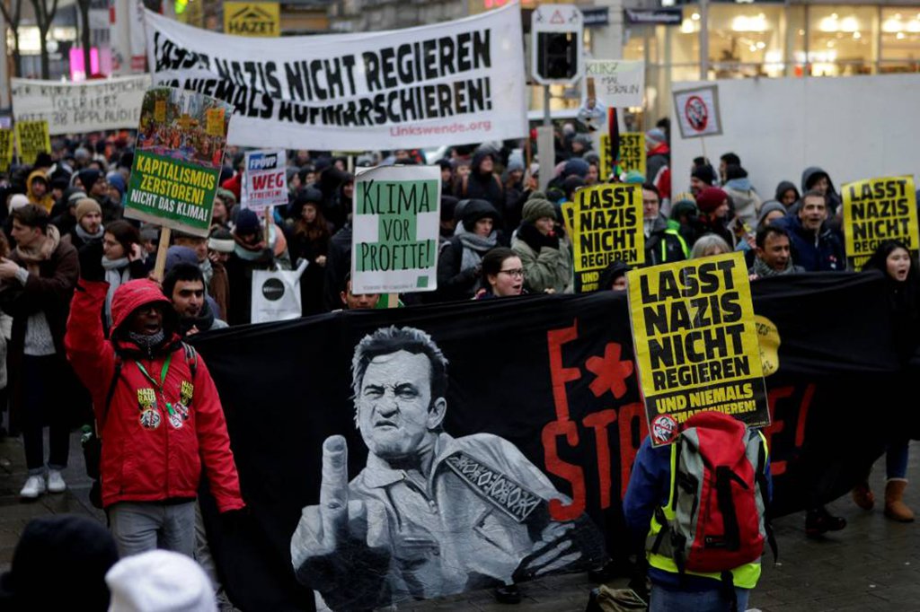 Milhares de manifestantes tomaram as ruas de Viena para pedir que o novo governo de direita da Áustria seja boicotado pelo restante da Europa; cerca de 20 mil pessoas, de acordo com estimativa da polícia, se reuniram para protestar contra o novo governo de coalizão que inclui o Partido da Liberdade da Áustria (FPO), de extrema-direita e fundado por ex-nazistas.
