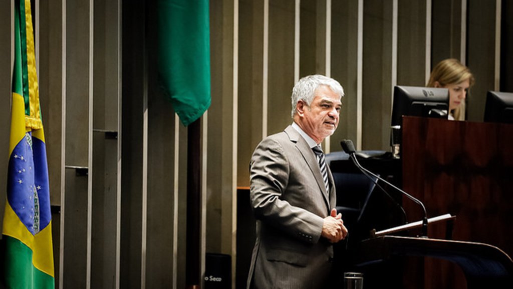Quase uma semana depois de Temer (MDB) ter assinado o decreto que permite a intervenção no Rio, iniciativa classificada pelo líder da Oposição, Humberto Costa (PT-PE), como jogada de marketing, o marqueteiro do governo Elsinho Mouco reconheceu, publicamente, que a medida foi tomada para “ressuscitar a imagem de Michel Temer e alavancar sua candidatura à reeleição”; “Vejam a conclusão a que ele chegou: quer ser candidato a Presidente da República. Meu Deus do céu, onde é que nós estamos? Esse homem imaginar que vai ter apoio de quem quer que seja da população para se reeleger presidente!”, disse Humberto