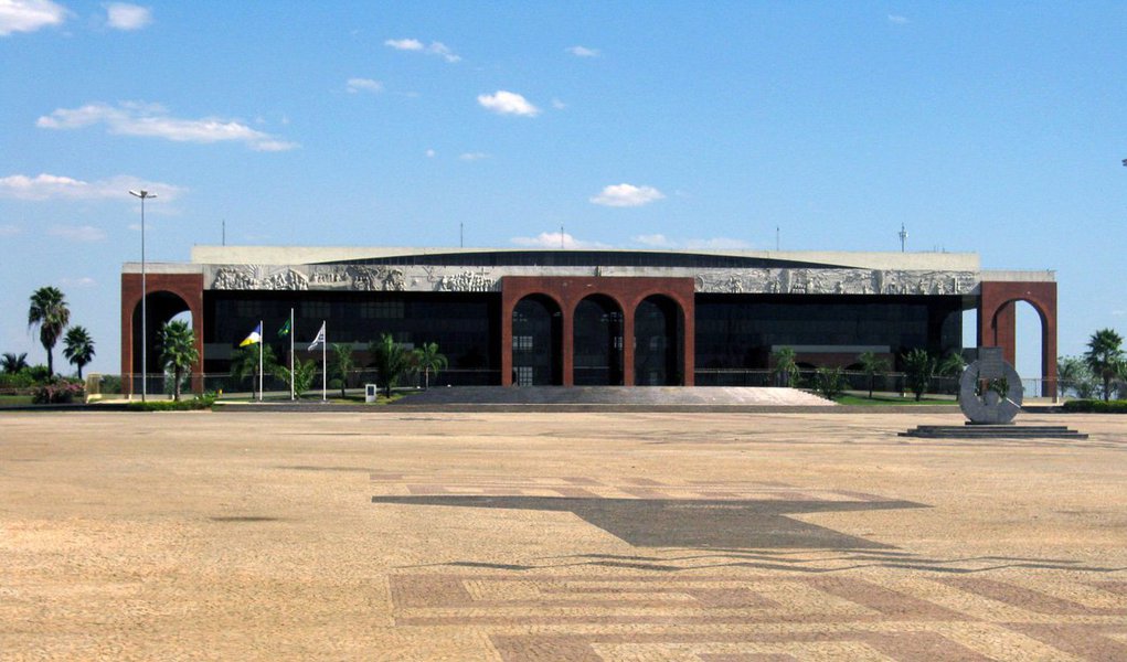 Decreto 5.767 publicado no Diário Oficial do Tocantins informou que, a partir deste ano de 2018, os servidores públicos civis e militares da ativa, vinculados ao governo estadual, receberão integralmente o pagamento da gratificação natalina (13º salário), a título de antecipação, no mês de seu nascimento; o pagamento será feito na folha subsequente ao aniversário do servidor