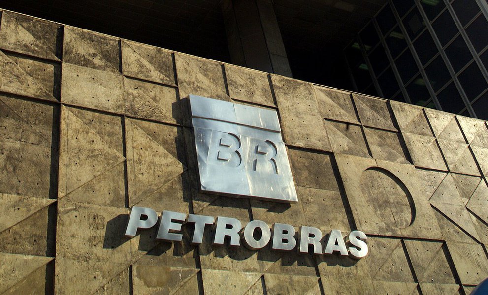 "Uma pesquisa realizada pela consultoria internacional Roland Berger apontou que a privatização de empresas e outros ativos estatais renderiam entre R$ 400 e R$ 500 bilhões para a União. O levantamento foi divulgado pela Folha de S.Paulo sem informar quem encomendou o estudo", diz texto publicado no jornal GGN; de acordo com a publicação, "aparentemente a Roland Berger fez um trabalho monumental sozinha. Foram avaliadas 496 estatais das quais 219 foram descartadas do cálculo por falta de informações disponíveis e por não serem viáveis de venda"