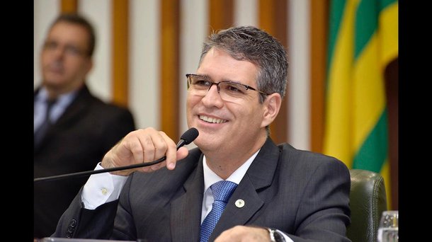 Tramita na Assembleia e deve ter sua apreciação iniciada nas Comissões da Casa, o Projeto de Lei nº 5199/17, de iniciativa do deputado Francisco Jr. (PSD), que dispõe sobre criação de ecodutos que possibilitem a segura transposição da fauna, sob as estradas, rodovias e ferrovias, no Estado de Goiás; o deputado, que preside a Frente Parlamentar do Cerrado, justifica sua proposta alegando que a proteção do meio ambiente e a implementação do desenvolvimento sustentável no Estado precisam urgentemente, dentre outras medidas, de iniciativas que possibilitem o crescimento econômico e a conservação e preservação da fauna e flora