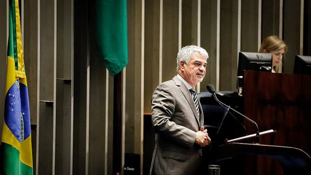 Quase uma semana depois de Temer (MDB) ter assinado o decreto que permite a intervenção no Rio, iniciativa classificada pelo líder da Oposição, Humberto Costa (PT-PE), como jogada de marketing, o marqueteiro do governo Elsinho Mouco reconheceu, publicamente, que a medida foi tomada para “ressuscitar a imagem de Michel Temer e alavancar sua candidatura à reeleição”; “Vejam a conclusão a que ele chegou: quer ser candidato a Presidente da República. Meu Deus do céu, onde é que nós estamos? Esse homem imaginar que vai ter apoio de quem quer que seja da população para se reeleger presidente!”, disse Humberto