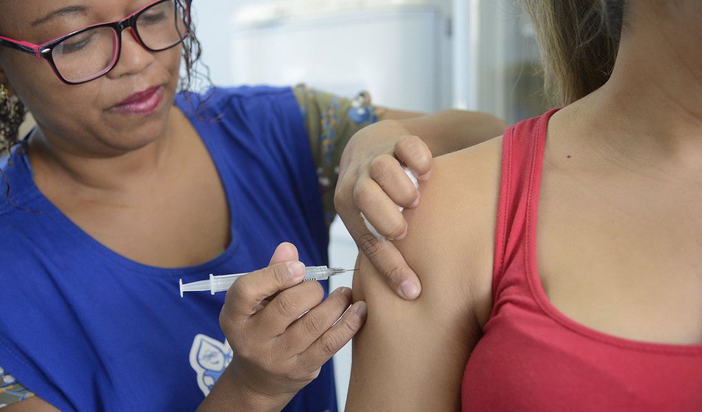 A Secretaria de Estado de Saúde do Rio de Janeiro confirmou nesta segunda-feira (15) a ocorrência de mais dois casos de febre amarela em humanos no território fluminense. Dois moradores de Valença, no centro-sul do estado, morreram após contrair a doença, com isso, chega a quatro o número de casos confirmados e a três, o de mortos pela doença este ano no RJ