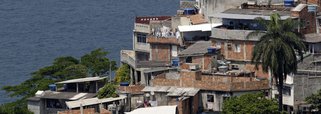 A Prefeitura do Rio de Janeiro coletou água em diversos pontos da favela do Vidigal, na zona sul e enviou para a análise na Fundação Oswaldo Cruz (Fiocruz), para identificar a fonte do surto de hepatite A registrado na comunidade; nos últimos dias, 92 casos de suspeita da doença foram notificados no centro municipal de saúde do Vidigal, e 75 foram confirmados; a análise deverá produzir resultado na próxima quarta-feira (10)