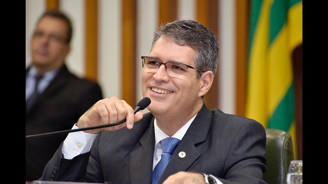 Tramita na Assembleia e deve ter sua apreciação iniciada nas Comissões da Casa, o Projeto de Lei nº 5199/17, de iniciativa do deputado Francisco Jr. (PSD), que dispõe sobre criação de ecodutos que possibilitem a segura transposição da fauna, sob as estradas, rodovias e ferrovias, no Estado de Goiás; o deputado, que preside a Frente Parlamentar do Cerrado, justifica sua proposta alegando que a proteção do meio ambiente e a implementação do desenvolvimento sustentável no Estado precisam urgentemente, dentre outras medidas, de iniciativas que possibilitem o crescimento econômico e a conservação e preservação da fauna e flora