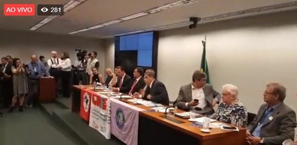 Ato público no Congresso criticou a Reforma da Previdência nesta terça-feira (6); o ato contou com a presença de Guilherme Boulos, líder do Movimento dos Trabalhadores Sem-Teto (MTST), além de parlamentares da oposição e movimentos sociais; para Boulos, as aposentadorias dos trabalhadores não são causa do déficit da Previdência: "O que torna a Previdência insustentável é a sonegação e a dívida de grandes corporações com a Previdência", disse Boulos