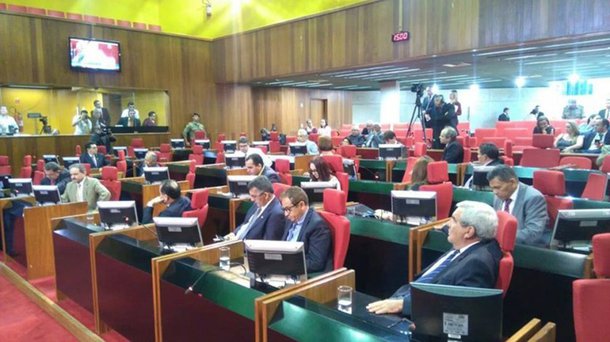 O governador do Piauí, Wellington Dias, vai encaminhar aos deputados já na próxima semana,quando a Assembleia Legislativa retoma as atividades, os Planos de Cargos, Carreira e Salários de pelo menos quatro órgãos: Emater, Adapi, Fundação Antares e Secult. O PCCS do Iaspi também deve chegar nos próximos dias; os planos vão propor várias modificações, como a implantação de mais uma classe, com cinco padrões salariais, específica para quem tem mestrado e doutorado; segundo a justificativa do governo, o objetivo é premiar quem se qualificou ao longo da carreira no serviço público