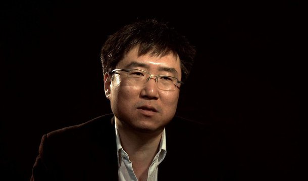 "O economista sul-coreano Ha-Joon Chang, há trinta anos vivendo em Cambridge e lecionando na prestigiadíssima universidade local, é conhecido em todo o mundo por seus livros, escritos em linguagem simples, que desmontam as teses da sabedoria inquestionável do 'mercado'", diz Fernando Brito, no Tijolaço; "Chang puxa o tapete dos 'economeiros' tupiniquins em vários assuntos, em especial a venda da Embraer para a Boeing, que ele resume numa frase mortal, dizendo que a brasileira vai ser apenas uma 'segunda marca' da gigante americana"