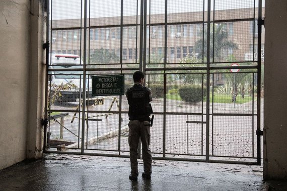 No final de 2016, o governo de José Ivo Sartori (PMDB) anunciou a construção de três centros de triagem, que poderiam resolver o problema da falta de vaga para presos provisórios; criados como uma espécie de extensão das carceragens de delegacias, os Centros não poderiam manter um preso além de cinco dias, no entanto, há presos que esperam uma vaga em unidade prisional há quatro meses e a média de “estadia” é de  90 dias, 85 além do período considerado legal
