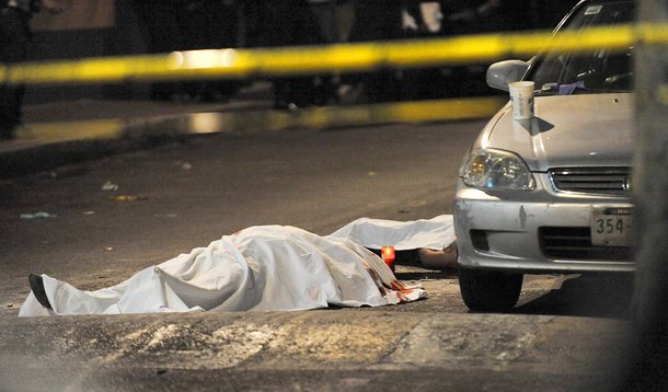 Ano de 2017 foi o pior já registrado no âmbito do Pacto pela Vida. Ao todo, foram registrados 5.427 Crimes Violentos Letais Intencionais (CVLIs) em todo o Estado de Pernambuco; de acordo com dados da Secretaria de Defesa Social (SDS), foram registrados 948 homicídios a mais (21,2%) que no exercício anterior; média de assassinatos chegou a 14,8 pessoas/dia; desde o início da gestão do governador Paulo Câmara (PSB), ocorreram 13.795 homicídios em todo o Estado