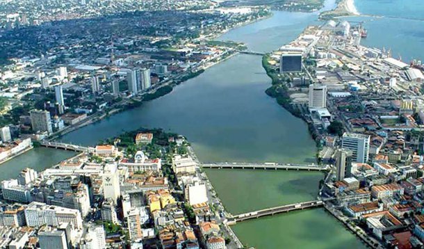 Após a Justiça determinar que qualquer aumento das tarifas do transporte público de ônibus seja suspenso até que o Grande Recife Consórcio apresente um estudo técnico completo que justifique a elevação dos valores, o governador Paulo Câmara (PSB) optou pelo adiamento da reunião do Conselho Superior de Transporte Metropolitano (CSTM), que estava marcada para esta sexta-feira (12) para discutir a revisão tarifária; setor defende reajuste de 11,02% nos valores das tarifas